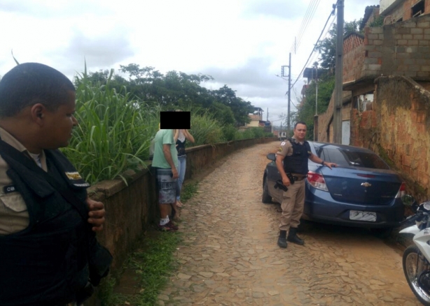 O carro foi encontrado abandonado nesta rua do Bairro Pouso Alegre, pelos policiais militares