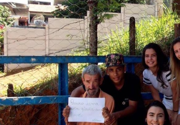 A equipe do colégio com o idoso que pediu de presente uma coca-cola: Deixou todos emocionados.