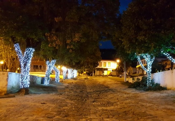 As ruas do belo distrito se iluminam e uma programação especial de natal é desenvolvida no local