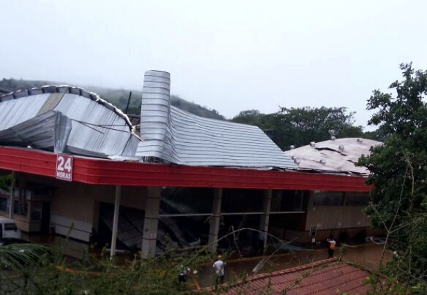Parte do teto do restaurante Mega Grill desabou mas até o momento não há informações sobre feridos