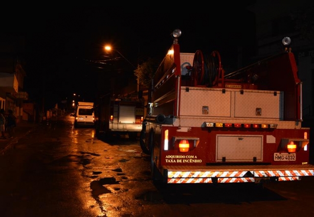 Os Bombeiros chegaram ao local e encontraram muita fumaça saindo de um dos cômodos da casa e rapidamente apagaram o princípio de incêndio