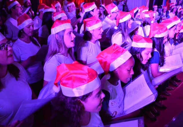 A Cantata de Natal do Sicoob Coopemata foi apresentada pelos alunos do Projeto Encantando e funcionários daquela cooperativa