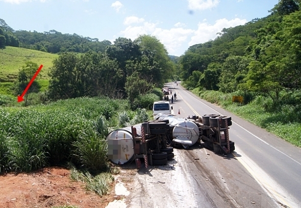 as carretas do bitrem se espalharam pela pista