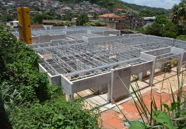 A Creche já era para ter sido coberta com telhas, que serão especiais, mas o atraso no pagamento impede que esta etapa seja realizada devido ao seu custo elevado, revela o engenheiro