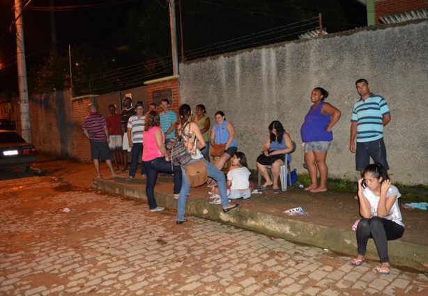 Parte do grupo de pessoas que forma a fila em frente a Escola Estadual Dr. Norberto Custódio Ferreira: disposição para ficar até segunda-feira