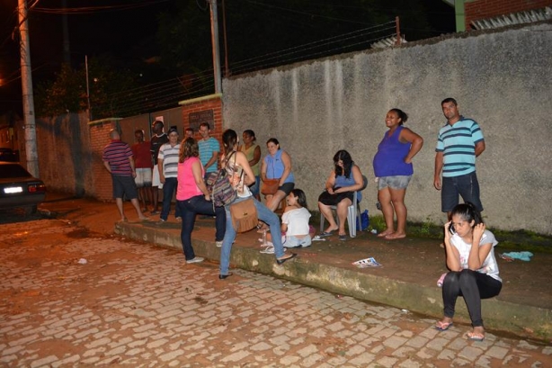 Parte do grupo de pessoas que forma a fila em frente a Escola Estadual Dr. Norberto Cust&oacute;dio Ferreira: disposi&ccedil;&atilde;o para ficar at&eacute; segunda-feira