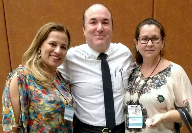 O Secretário Adjunto de Turismo, Gustavo Arrais, tendo ao lado Sônia Dias e Vilmara Amorim
