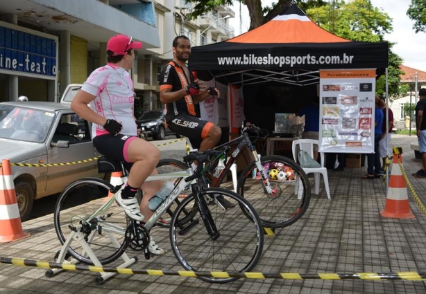 Os dois atletas começaram a pedalar às 8 horas da manhã e vão parar às 14 horas deste sábado