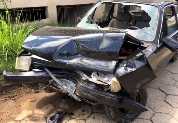 Com o impacto da batida, o Chevette teve a frente destruída