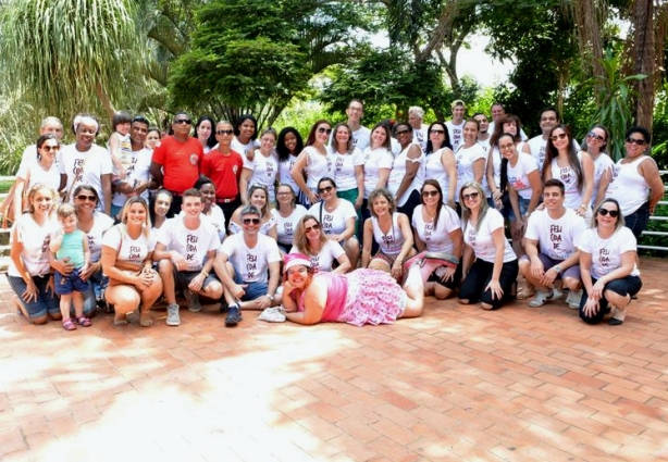 Equipe de funcionários da APAE-Cataguases e da Campanha Doe Felicidade participam da festa que foi marcada pela alegria