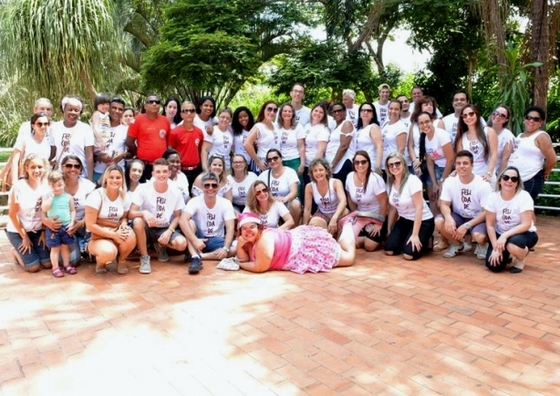 Equipe de funcion&aacute;rios da APAE-Cataguases e da Campanha Doe Felicidade participam da festa que foi marcada pela alegria