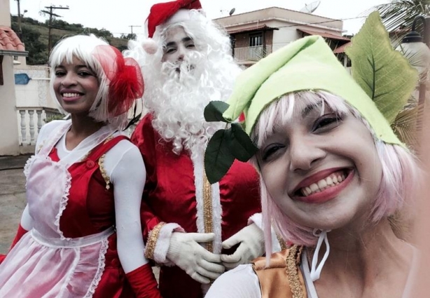 O evento reúne artistas que saem em desfile pelas ruas da cidade, mostrando suas habilidades e levando alegria e cultura para a população.