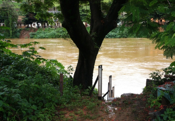 De acordo com a Defesa Civil o rio Pomba está a 3,25 metros acima do seu nível normal, portanto, bem abaixo dos 5,5 metros que é quando começa a transbordar