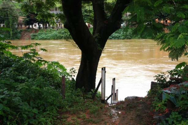 De acordo com a Defesa Civil o rio Pomba est&aacute; a 3,25 metros acima do seu n&iacute;vel normal, portanto, bem abaixo dos 5,5 metros que &eacute; quando come&ccedil;a a transbordar