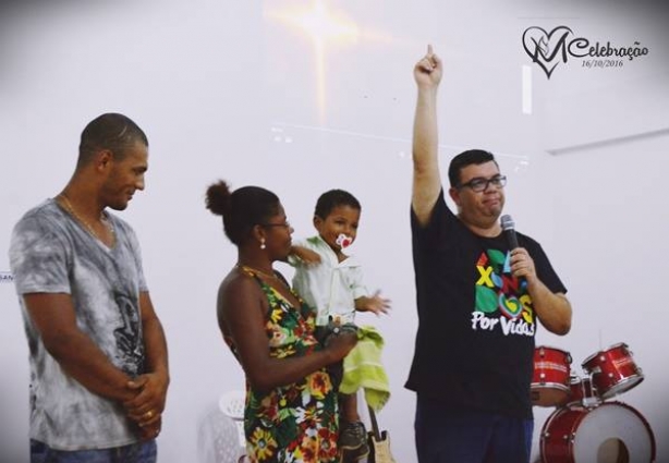 O pastor Michael Condé (braço erguido), durante uma celebração na igreja Missão - a Igreja do Amor, que ele dirige