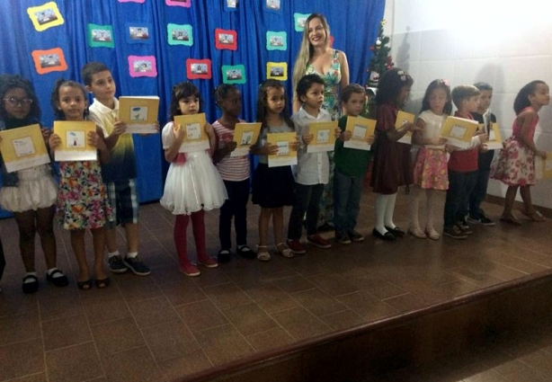 Os alunos autores mirins durante o lançamento de seus livros na Creche SOS