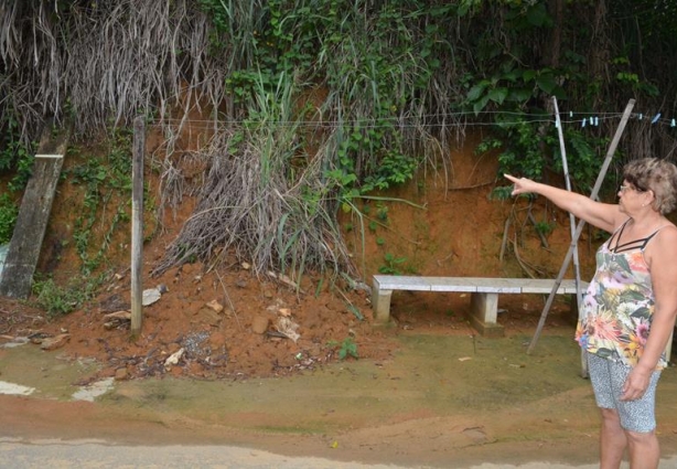 Nilda mostra um dos últimos deslizamentos de terra do barranco onde, sobre ele, fica um dos galpões da antiga Granja Santa Rita