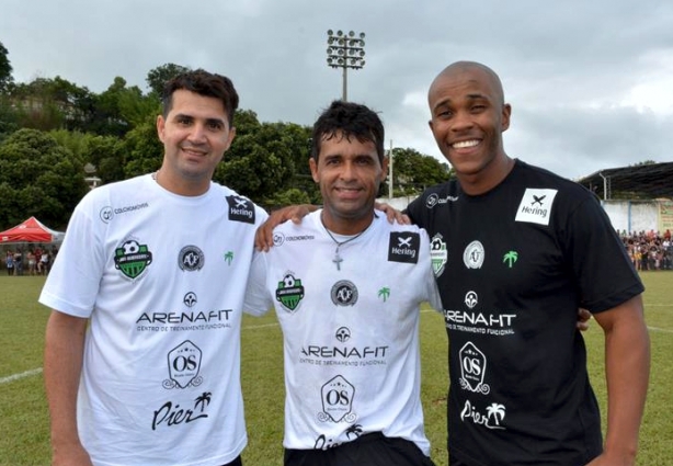 Léo Maciel, Daniel Café e Henrique Thurran, momentos antes do início da partida solidária