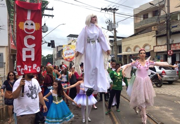 O grupo percorreu as principais ruas centrais da cidade nesta manhã levando encantamento e alegria pela chegada do Natal