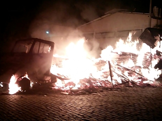 O motorista escapou ileso das chamas, mas o ve&iacute;culo ficou totalmente destru&iacute;do