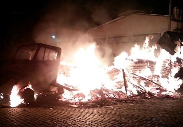 O motorista escapou ileso das chamas, mas o veículo ficou totalmente destruído