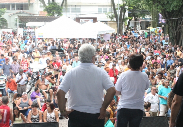 A multidão participou ativamente do bingo na tarde deste domingo