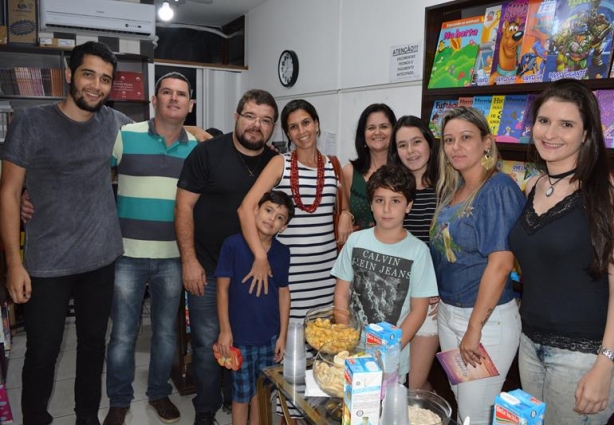 Amigos e leitores de Padre Ênio prestigiaram o lançamento de seu terceiro livro, "Rezando a Saudade"