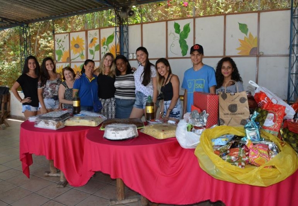 A professora Maria Lúcia e alguns alunos foram ao lar São vicente levar os presentes e fazer a festa dos idosos