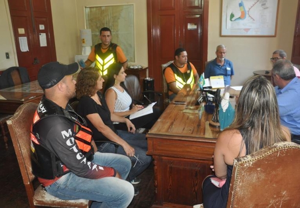 Uma das reuniões entre o prefeito Cesinha e a comissão criada para regulamentar o funcionamento do serviço no município