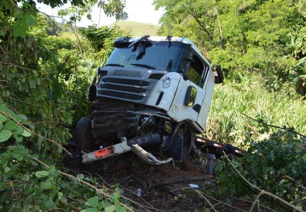 A carreta foi retirada do local do acidente esta manhã por três caminhões guinchos