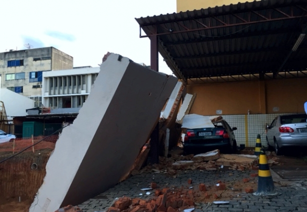 A parede desabou e parte dela caiu sobre o veículo que, por pouco não feriu gravemente seu proprietário