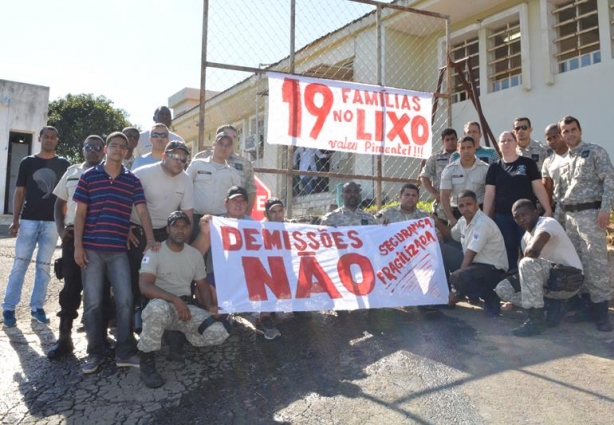 Os agentes demitidos fizeram um protesto pacífico contra o Governo de Minas, em frente ao presídio, nesta manhã de terça-feira