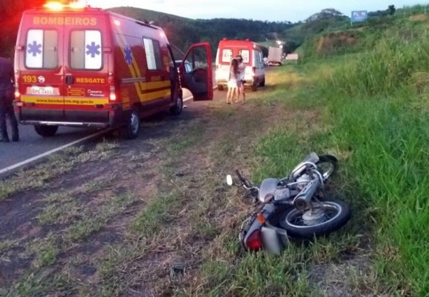 Acidente teria sido provocado por um carro que evadiu do local sem prestar socorro às vítimas