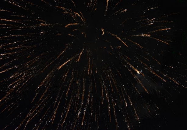 O momento mais aguardado da noite foi a queima de fogos de artifício que começou à meia noite.