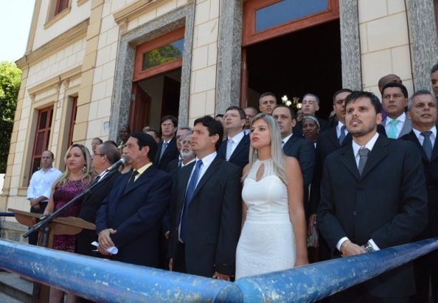 Em frente ao Paço Municipal o prefeito fez o seu primeiro discurso ao lado do vice e dos secretários municipais