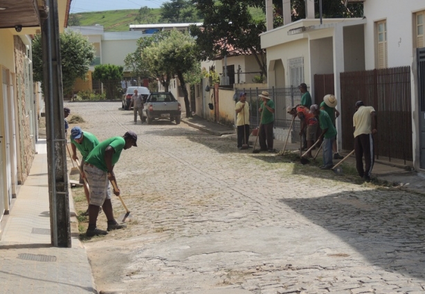 A equipe de limpeza urbana começou a trabalhar nesta terça-feira e vai percorrer toda a cidade