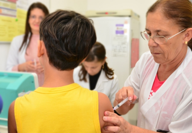 A vacina é gratuita e todos os meninos na idade indicada devem ser vacinados