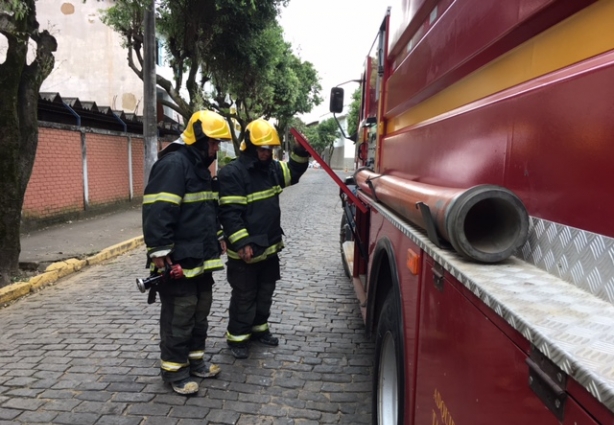 Os Bombeiros fizeram o trabalho de rescaldo que terminou às 17 horas 