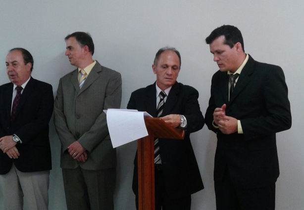 Arcílio Ribeiro, ao centro, com Bruno Ribeiro, à direita, o prefeito empossado, durante a transmissão de cargo
