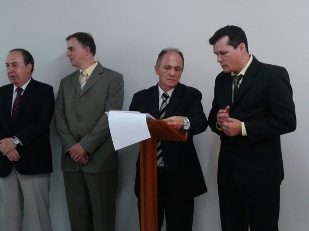 Arc&iacute;lio Ribeiro, ao centro, com Bruno Ribeiro, &agrave; direita, o prefeito empossado, durante a transmiss&atilde;o de cargo