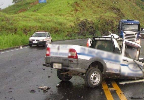 A colisão frontal levou à morte o condutor da caminhonete, um rapaz de Leopoldina