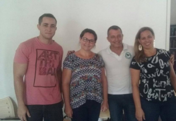 Vilmara Alves e Sônia Dias com os representantes da ONG Amigos do Trem