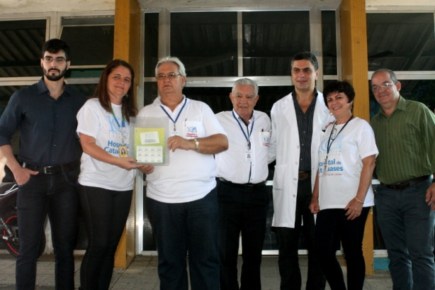 Provedoria do Hospital Cataguases com a diretora dos Correios do munic&iacute;pio no lan&ccedil;amento do selo comemorativo