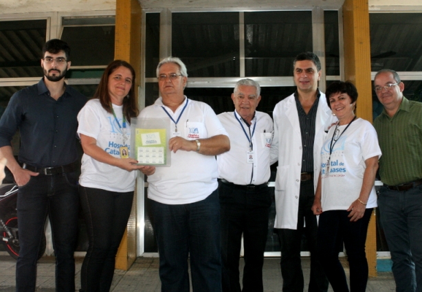 Provedoria do Hospital Cataguases com a diretora dos Correios do município no lançamento do selo comemorativo