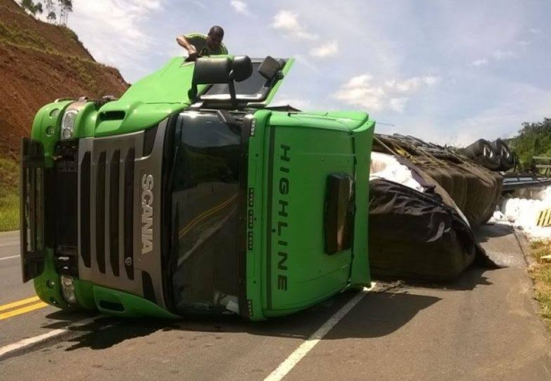 A carreta tombou na pista que teve de ser fechada ao tráfego até o final da manhã