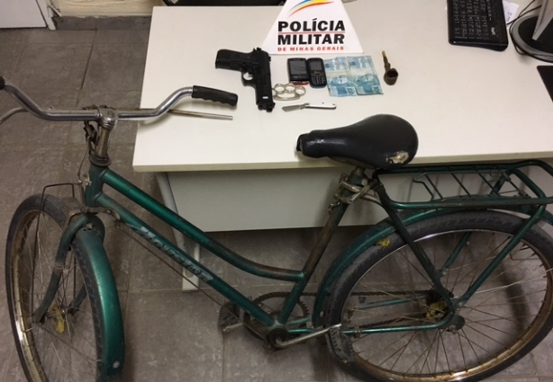 A Polícia Militar recuperou as notas falsas, encontrou um simulacro de arma de fogo e localizou a bicicleta furtada
