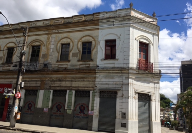O prédio onde funciona o Café Mulambo, tradicional lanchonete da cidade, é o mais recente local a adequar sua fachada à legislação