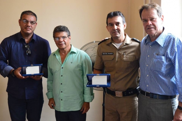 O evento culminou com a entrega de placas de prata aos dois comandantes da Pol&iacute;cia Militar