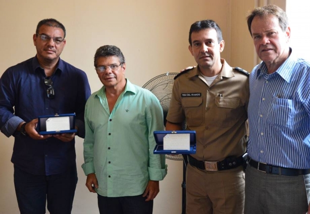 O evento culminou com a entrega de placas de prata aos dois comandantes da Polícia Militar