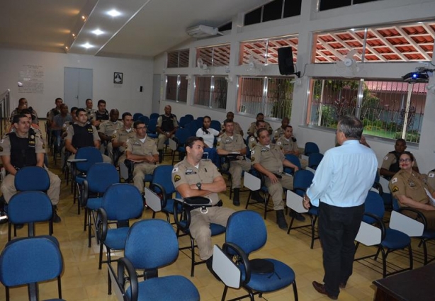 Majella falando aos militares sobre Atendimento e seus Princípios